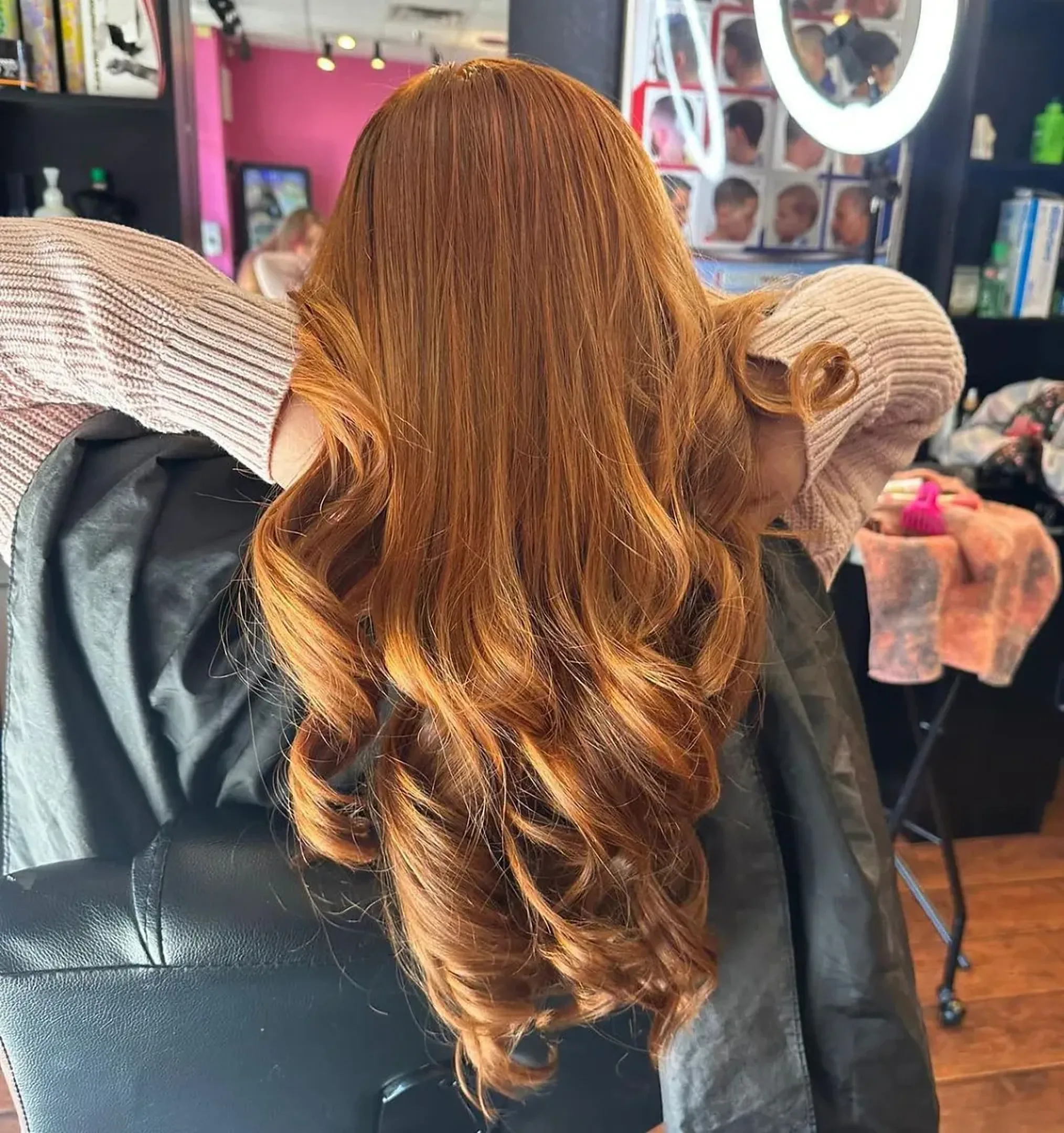 Ondas cobrizas realizadas en el salón